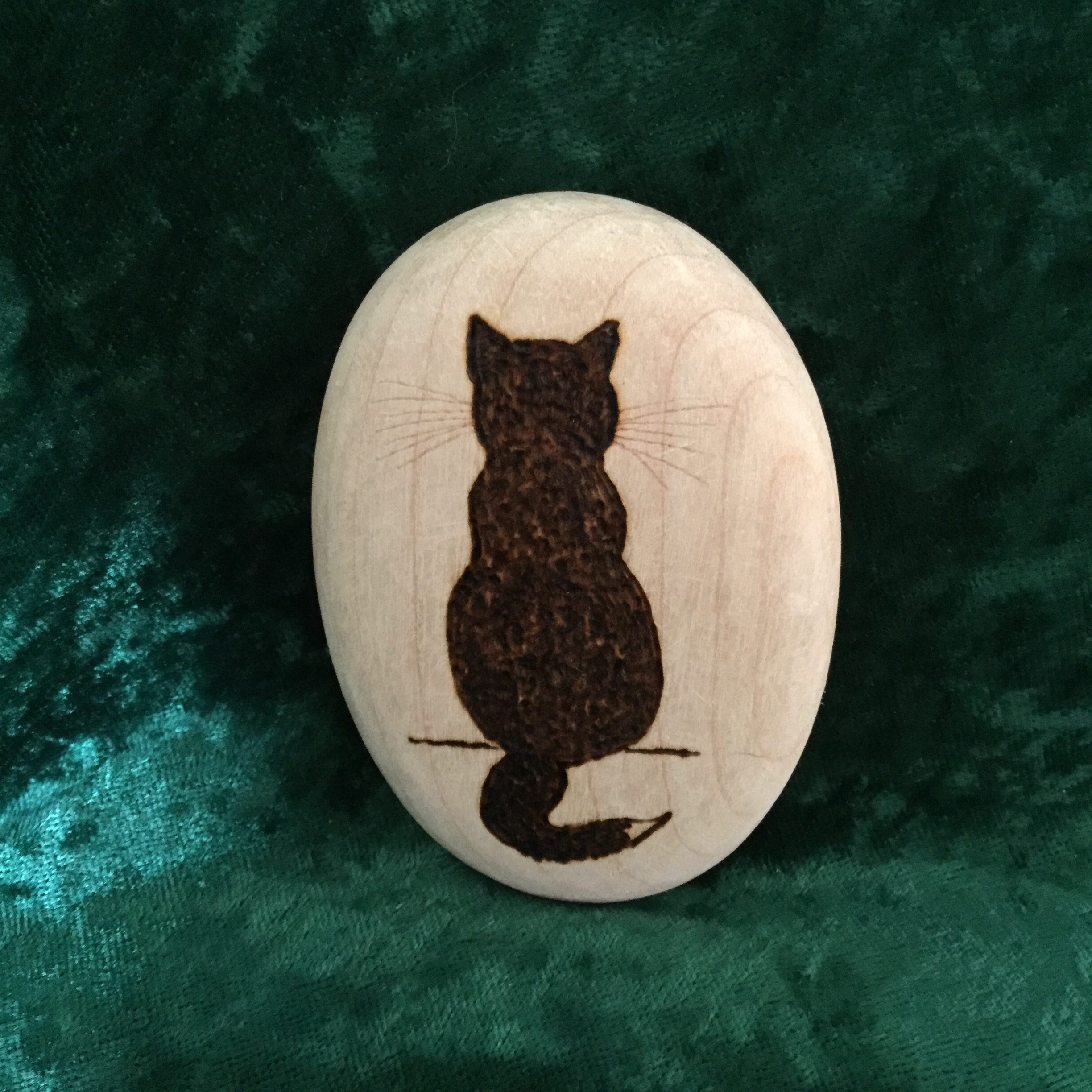 Wooden pebble oval with cat