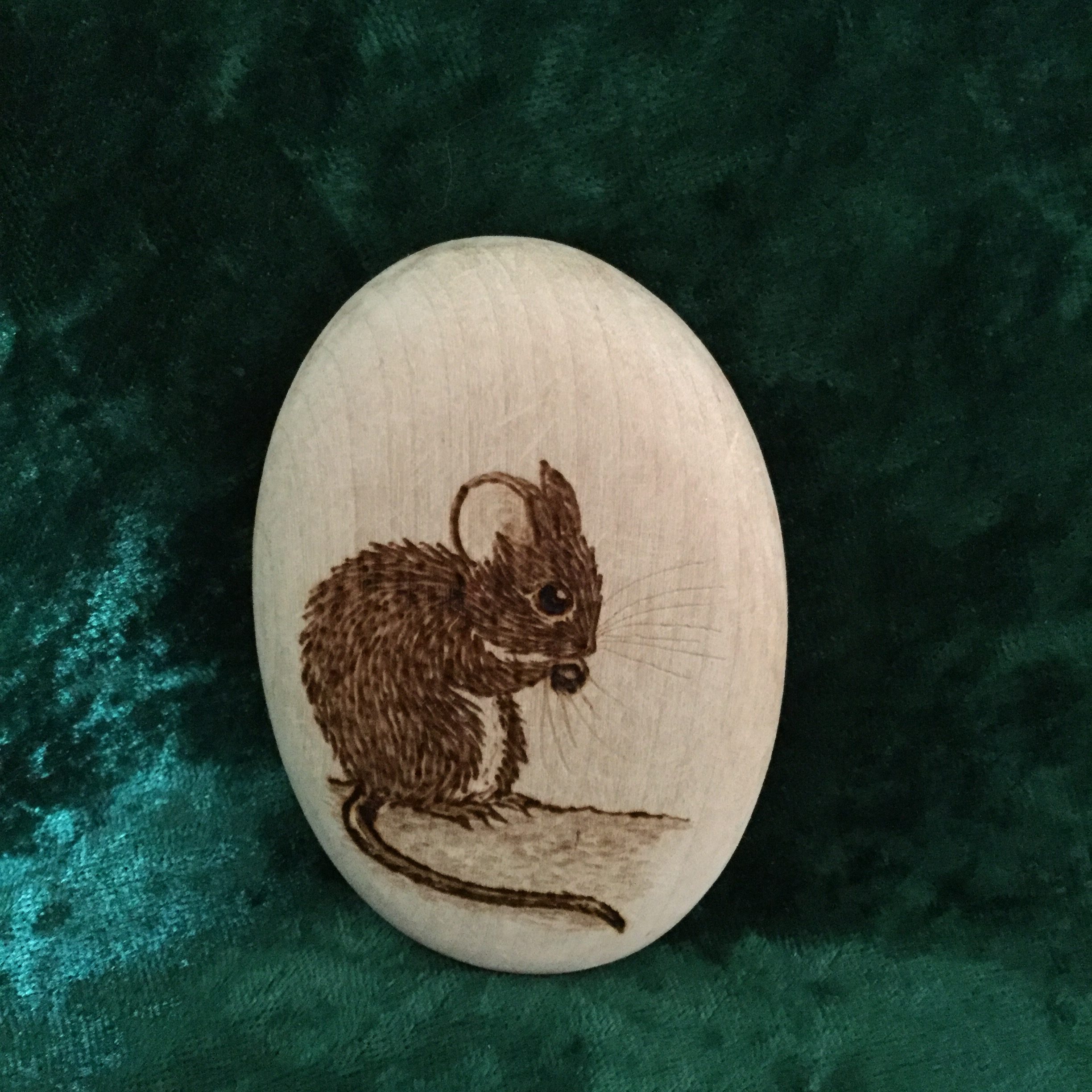 Wooden pebble oval with mouse